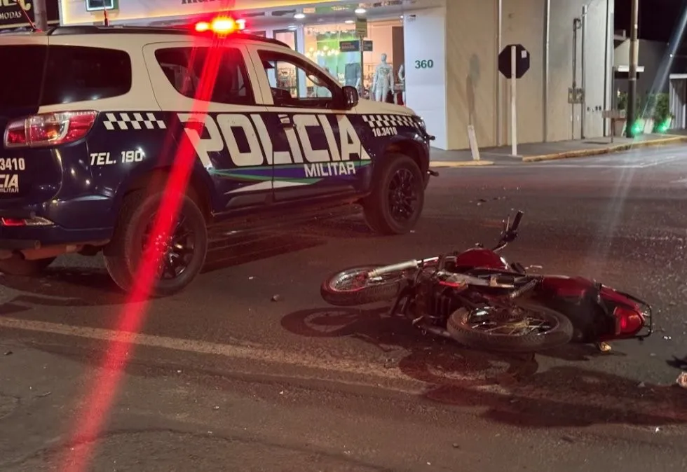 IVINHEMA: Colisão entre carro e moto na Avenida Brasil deixa dois adolescentes feridos