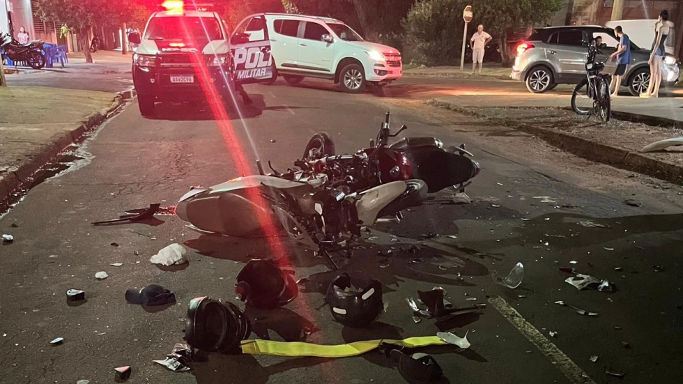 Três homens ficam feridos após grave acidente entre motos em Maracaju