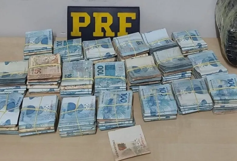 Polícia apreende mais de R$ 200 mil em espécie sem declaração