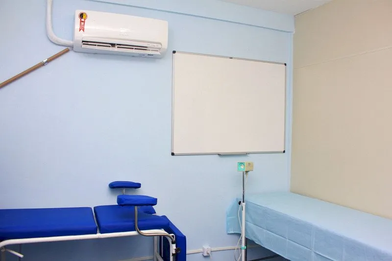 Estagiária denuncia que foi agarrada e beijada à força no pescoço por médico durante expediente