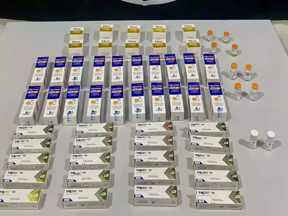 Polícia prende jovem com canetas emagrecedoras escondidas em brinquedo