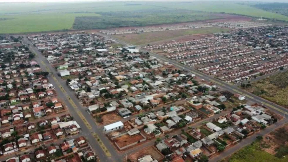 Naviraí compra uniformes escolares sem licitação por R$ 789 mil