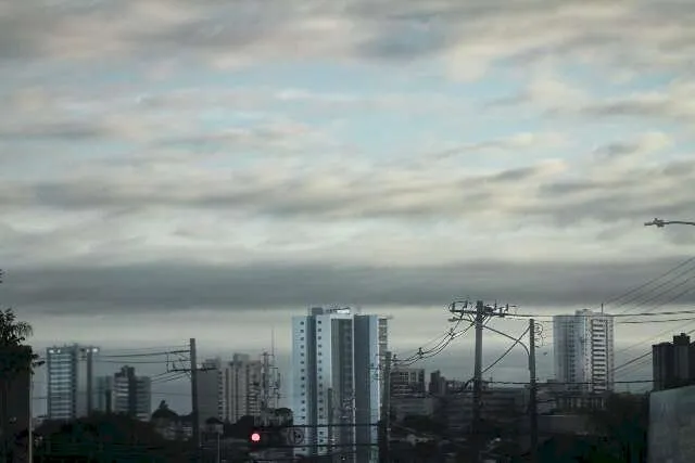Altas temperaturas predominam, mas alerta de temporal segue para quinta-feira