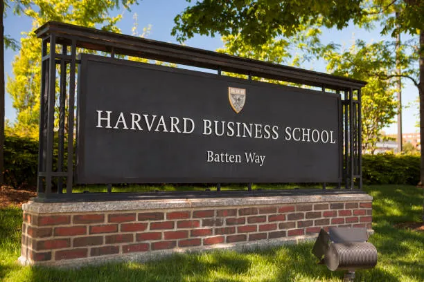 Trump fecha as portas de Harvard para estrangeiros: medida choca comunidade acadêmica