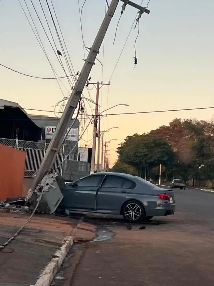 BMW colide com poste e derruba transformador em Ivinhema