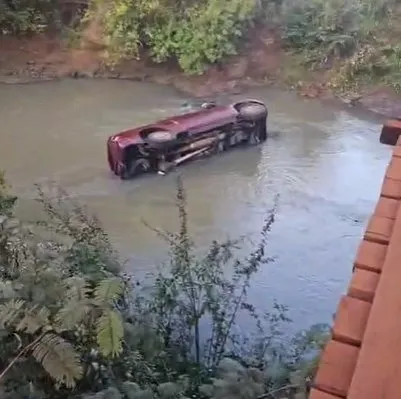 Motorista perde controle e caminhonete despenca no Rio Vacaria