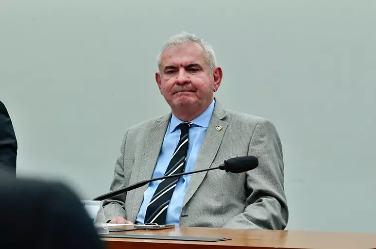 Orçamento: relator melhora projeções do governo, prevê superávit de R$ 15 bilhões e ignora gastos maiores 