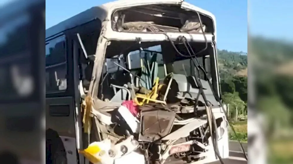 Acidente com ônibus escolar e carreta deixa 14 estudantes feridos no interior de São Paulo