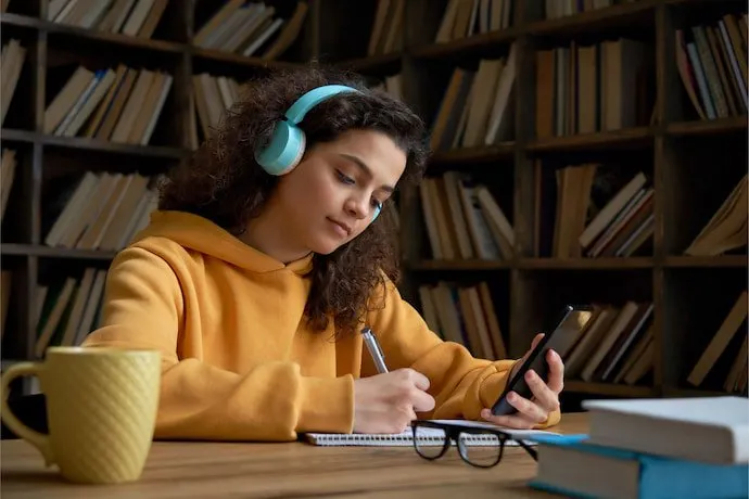 Conselho de Educação edita diretrizes sobre celular em sala de aula