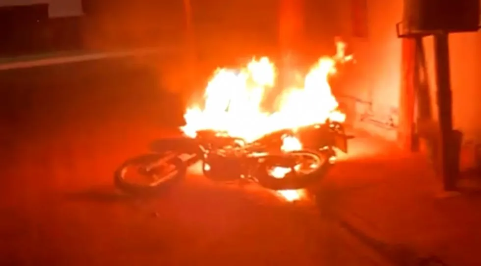 MOTO EM CHAMAS APÓS TENTATIVA DE HOMICÍDIO EM ANGÉLICA 