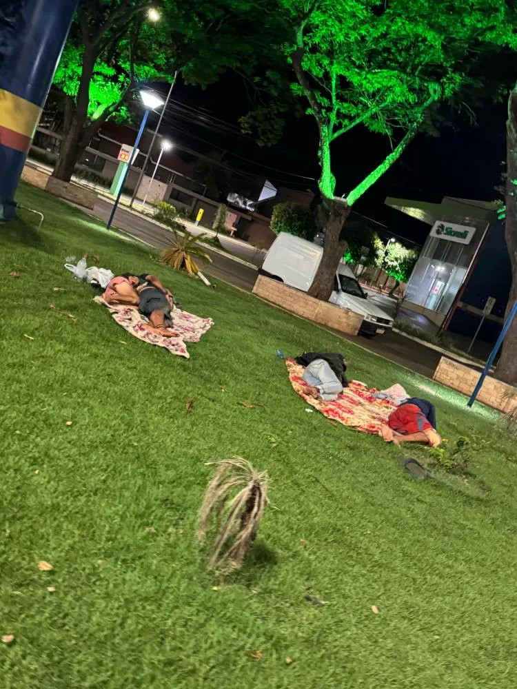 Ivinhema: Dependentes químicos e pessoas com problemas de saúde mental tomam conta da Praça Nelito Câmara à noite, e moradores relatam medo e insegurança