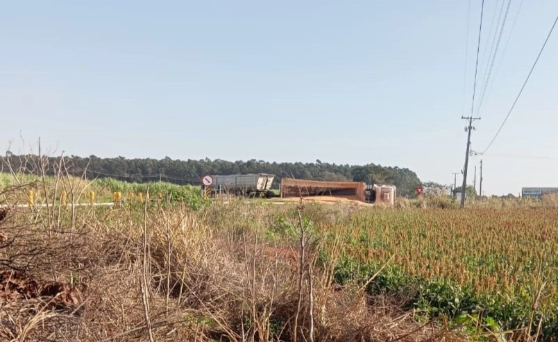 Bitrem tomba em Nova Andradina na rotatória entre as rodovias MS‑473 e MS‑276