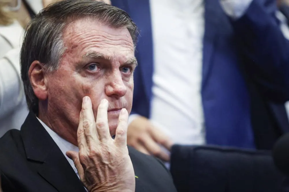 Supremo impõe medidas cautelares a Bolsonaro e determina uso de tornozeleira