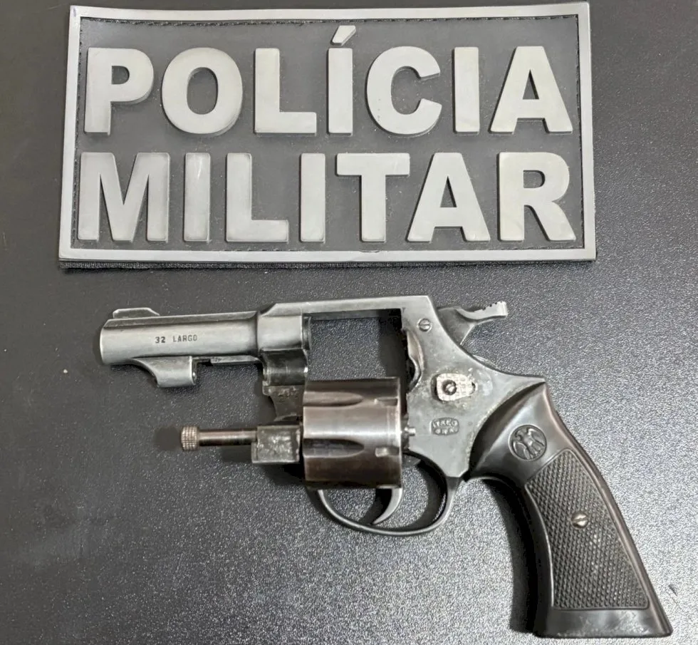 Homem é preso ao tentar negociar arma de fogo em bar de Deodápolis