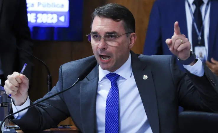  Flávio Bolsonaro pede que Senado analise impeachment de Moraes
