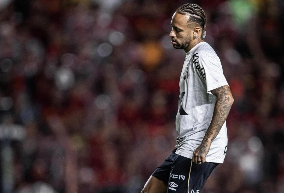 Santos formaliza denúncia após briga entre Neymar e torcedor