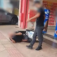 Segurança de loja derruba e chuta cadeirante no centro de Campo Grande