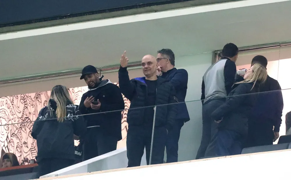Moraes faz gesto obsceno ao acompanhar Derby paulista em Itaquera
