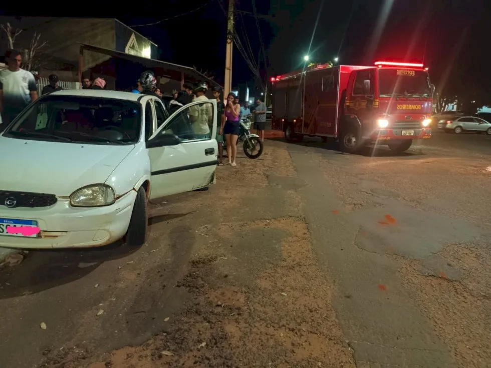  Colisão entre carro e moto resulta em feridos na avenida Brasil, em Ivinhema