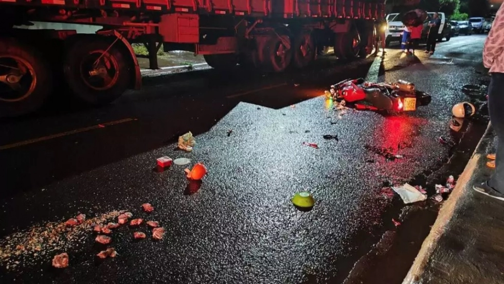 Colisão contra carreta estacionada termina em morte de motociclista em Deodápolis