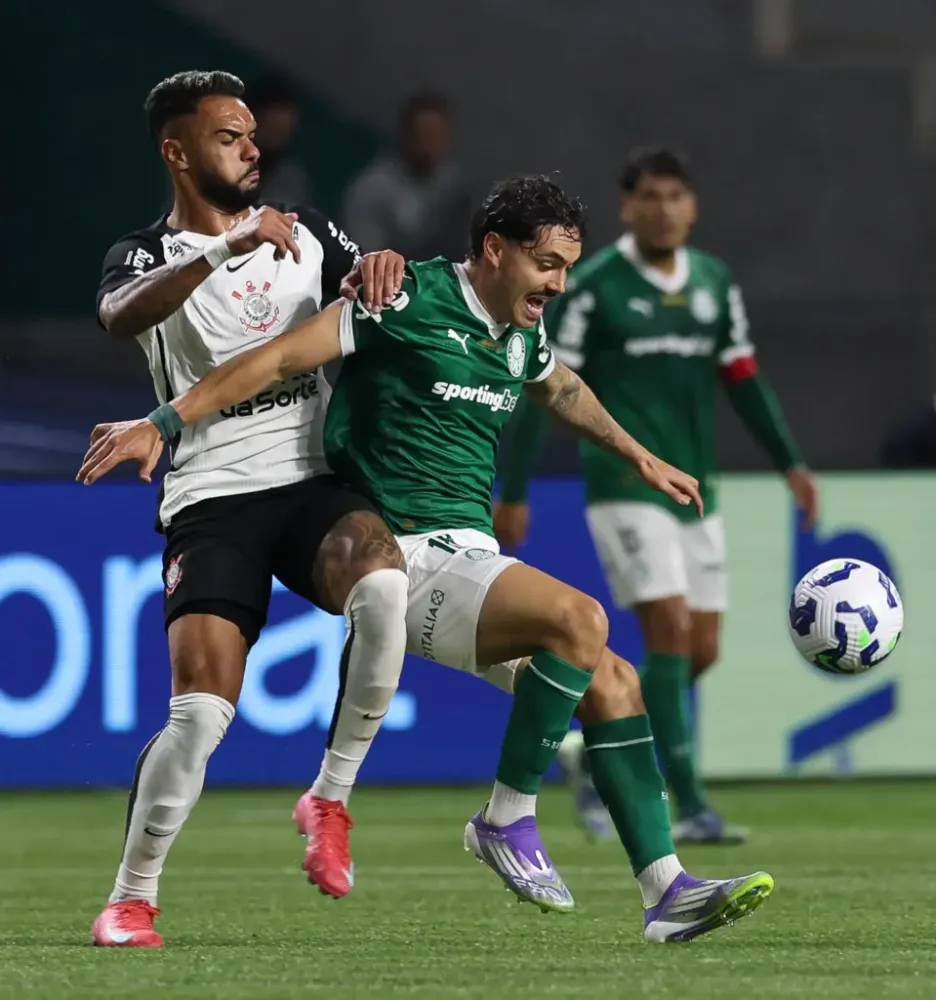 Torcida do Palmeiras vaia equipe após eliminação e protesta contra Abel e diretoria