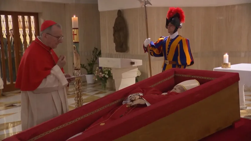 Vaticano divulga primeiras imagens de Papa Francisco no caixão