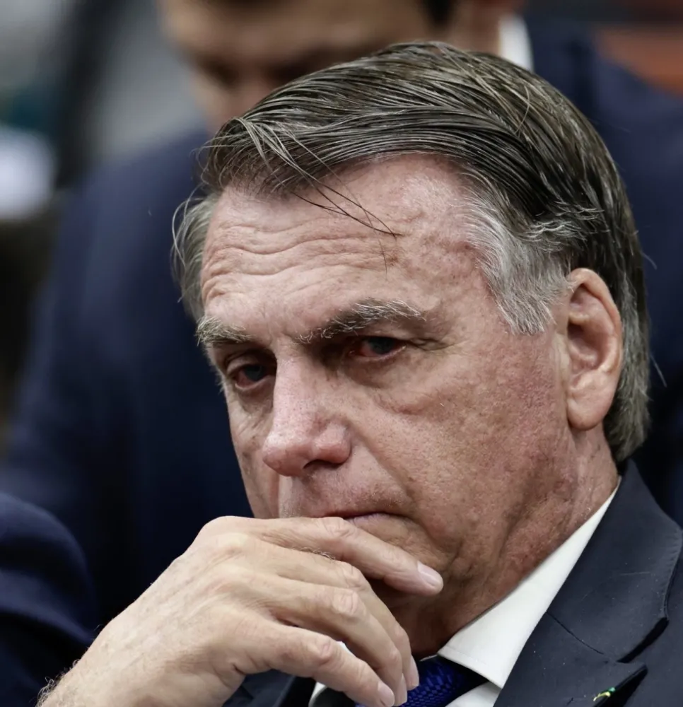 Moraes dá 48h para Bolsonaro explicar pedido de asilo