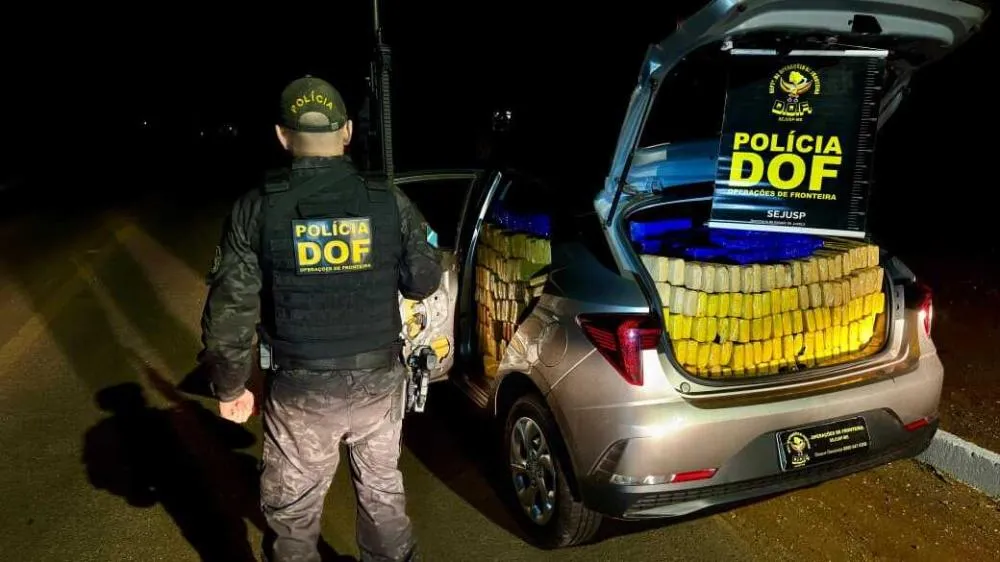 Traficantes fogem e abandonam carro carregado com maconha em distrito de Dourados