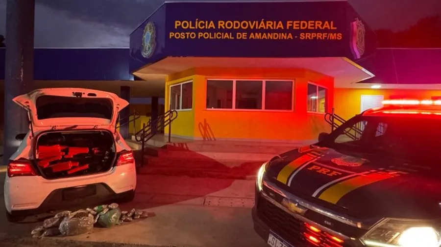 Carro interceptado pela PRF em Ivinhema transportava 176 kg de drogas