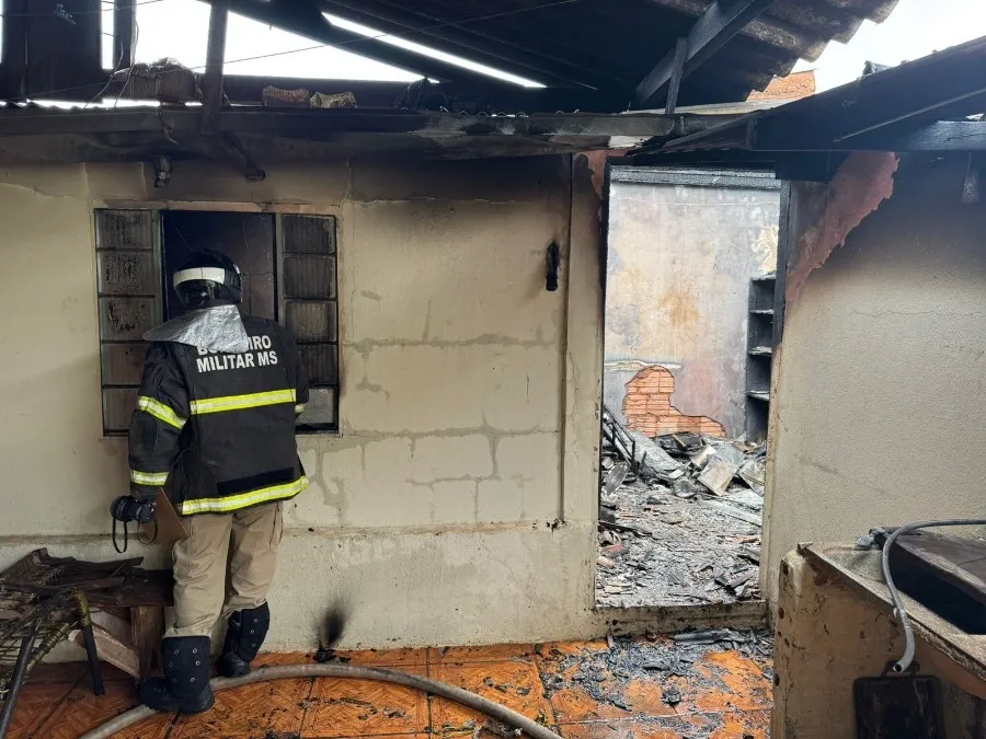 Incêndio atinge edícula nos fundos de residência em Nova Andradina