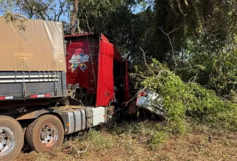 Acidente em MS resulta na morte de idoso após colisão entre carro e carreta