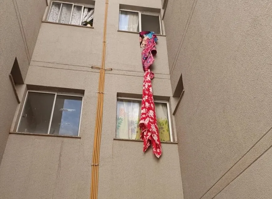 NOVA ANDRADINA: Adolescente faz 'tereza' com cobertas para tentar fugir, mas cai do 3º andar de prédio